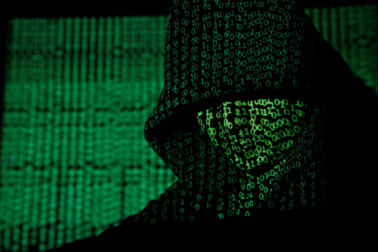 A imagem mostra a silhueta de uma pessoa usando um capuz, com a face obscurecida por códigos binários verdes. O fundo também é preenchido com códigos binários verdes, criando uma atmosfera de hacking e cibersegurança.