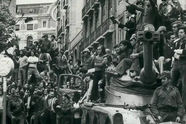 Saiba o que foi a Revolução dos Cravos em Portugal