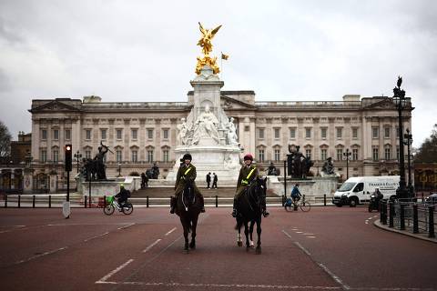 Mounted military personnel patrol ouside Buckingham Palace in London on February 6, 2024. King Charles III has been diagnosed with cancer and has begun treatment, Buckingham Palace said on February 5, sparking a flood of support from around the world. (Photo by HENRY NICHOLLS / AFP)
