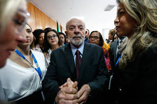 O presidente Lula é cercado por jornalistas durante café no Palácio do Planalto