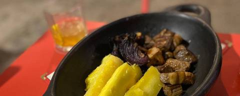 Porção de carne de sol com mandioca do Boteco da Manu, da chef Manuelle Ferraz