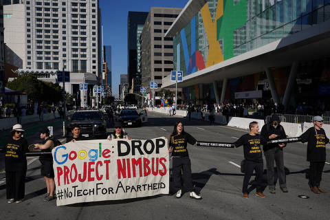Local activists and tech workers protest against Google and Amazon's Project Nimbus contract with the Israeli military and government, outside the Google Cloud Next Conference in San Francisco, California, U.S. August 29, 2023. REUTERS/Loren Elliott ORG XMIT: PPP-GGL108