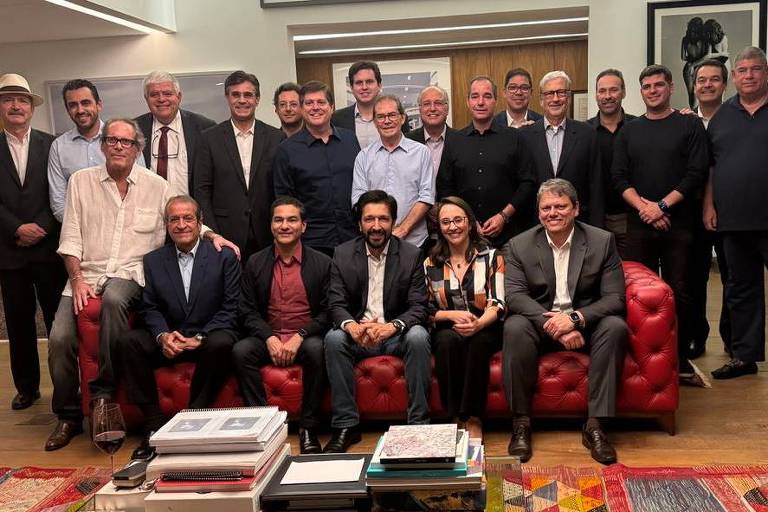 Dirigentes e representantes de 10 partidos em um jantar de apoio à reeleição de Ricardo Nunes (MDB) em SP