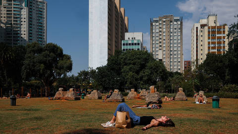 SAO PAULOS/ SP, BRASIL, 24-08-2023:  Pessoas aproveitam dia de sol no Parque Augusta. Sao Paulo enfrenta onda de calor e recordes de temperatura em pleno inverno   (Foto: Zanone Fraissat/Folhapress, COTIDIANO)***EXCLUSIVO****