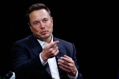 FILE PHOTO: FILE PHOTO: Elon Musk, Chief Executive Officer of SpaceX and Tesla and owner of X, formerly known as Twitter,  gestures as he attends the Viva Technology conference dedicated to innovation and startups at the Porte de Versailles exhibition centre in Paris, France, June 16, 2023. REUTERS/Gonzalo Fuentes/File Photo ORG XMIT: FW1