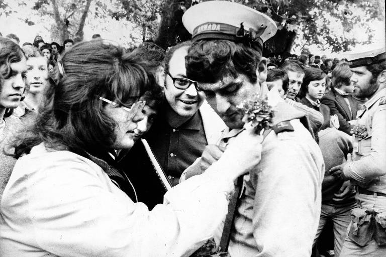 População homenageia militares com flores dois dias após a Revolução dos Cravos, em Portugal - Autor: não mencionado
