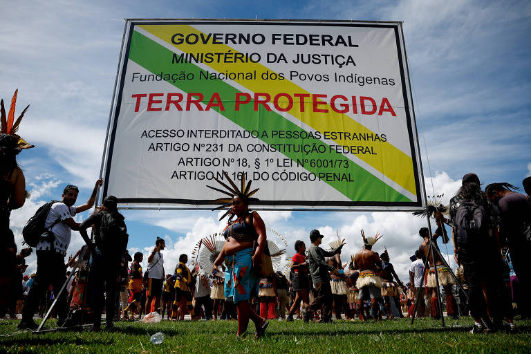 Indígenas de várias etnias protestam em frente ao Congresso Nacional, em Brasília, pela demarcação de mais terras e pelo fim do marco temporal