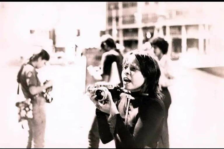 Elza Fiuza em ação como fotógrafa, numa época em que mulheres eram raridade na profissão