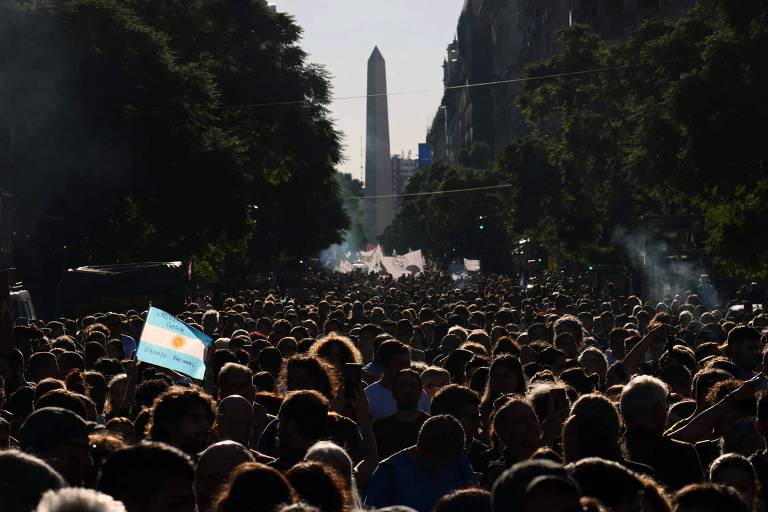 Milhares de manifestantes chegam à Praça de Maio, em Buenos Aires, em protesto contra cortes na educação na Argentina