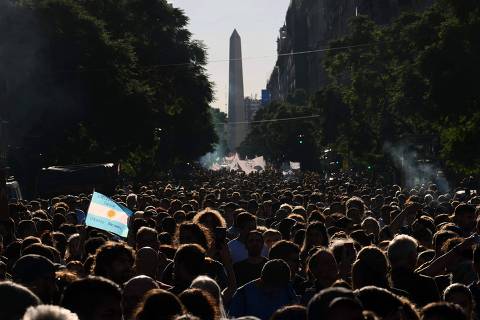 Thousands of people arrive at Plaza de Mayo square during a march in protest of the budget adjustment to public universities in Buenos Aires on April 23, 2024. Thousands of university students took to the streets of Argentina on Tuesday to repudiate the defunding of the public university, which was declared in a state of budgetary emergency in the framework of the adjustment policy of the right-wing president Javier Milei. (Photo by Luis ROBAYO / AFP)
