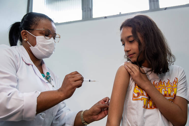 A estudante Aisha Oliveira Moreira, 10, durante o primeiro dia da campanha de vacinação contra dengue, na  UBS Vila Santana, em Itaquera, zona leste da cidade