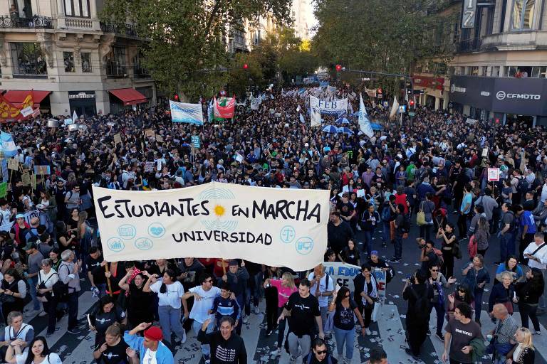 Manifestantes em Buenos Aires contra cortes do governo Milei na educação
