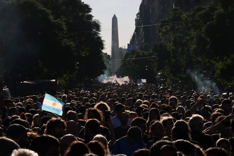 Manifestantes chegam à Praça de Maio, em Buenos Aires