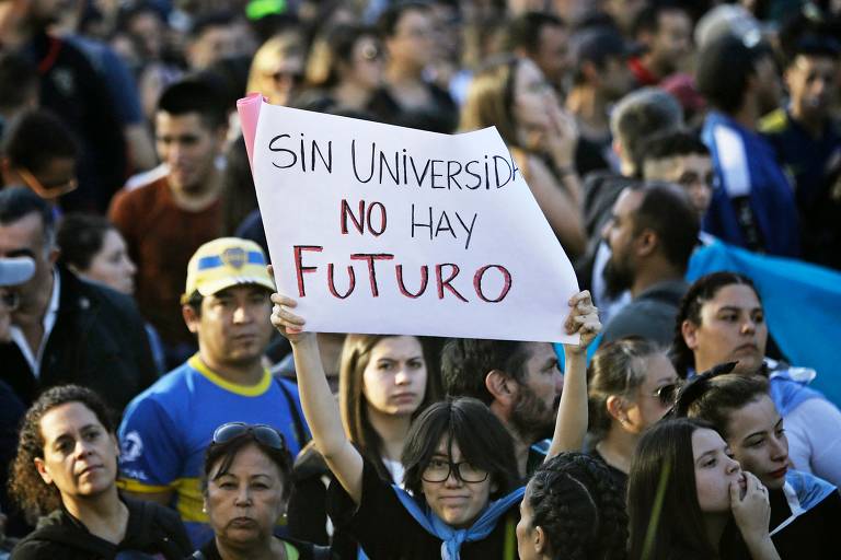 Manifestante com placa que diz 'sem universidade não há futuro' em Buenos Aires