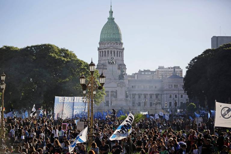 Milhares protestam na Argentina contra cortes de Milei na educação