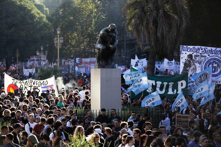 Manifestantes levaram cartazes e bandeiras da Argentina em protesto