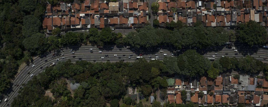 Fotos de drone do entorno do Parque Previdência mostra pista rodeada por casas