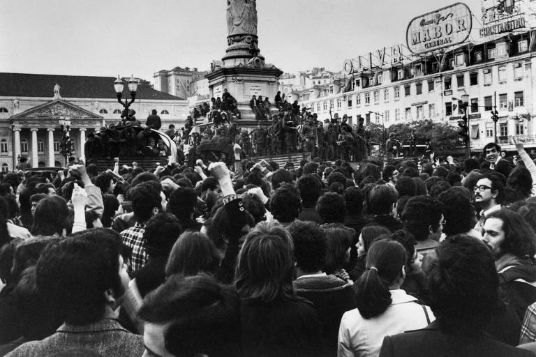 Pessoas em praça em Lisboa em 1º de maio de 1974, dias após a Revolução dos Cravos
