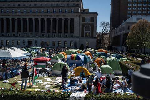 NEW YORK, NEW YORK - APRIL 23: Columbia University students participate in an ongoing pro-Palestinian encampment on their campus following last week's arrest of more than 100 protesters on April 23, 2024 in New York City. In a growing number of college campuses throughout the country, student protesters are setting up tent encampments on school grounds to call for a ceasefire in Gaza and for their schools to divest from Israeli companies.  Stephanie Keith/Getty Images/AFP (Photo by STEPHANIE KEITH / GETTY IMAGES NORTH AMERICA / Getty Images via AFP)