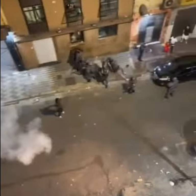 Policiais militares jogam bombas de gás em imigrantes senegaleses durante confusão na noite desta terça-feira (23) na rua Guianases, no centro de São Paulo