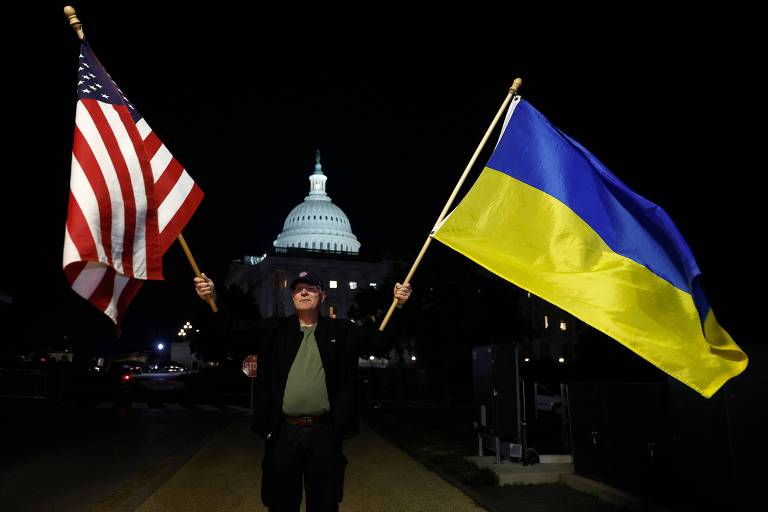 Apoiador da Ucrânia do lado de fora ao Capitólio, em Washington, depois de o Senado aprovar pacote de ajuda a aliados dos EUA, incluindo Kiev