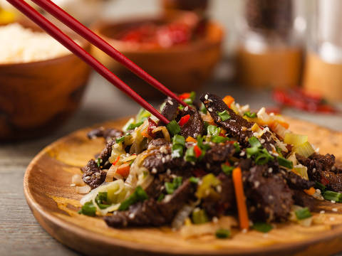 Traditional Korean Bulgogi dish. Thinly cut, grilled beef, served with rice and vegetables.
Foto: gkrphoto / Adobe stock