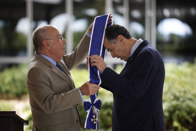 O presidente do STF (Supremo Tribunal Federal), Luís Roberto Barroso, recebe do chanceler Mauro Vieira a Ordem de Rio Branco