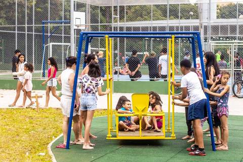 Após a inauguração do parque Princesa Isabel, crianças brincam no parquinho infantil do espaço 