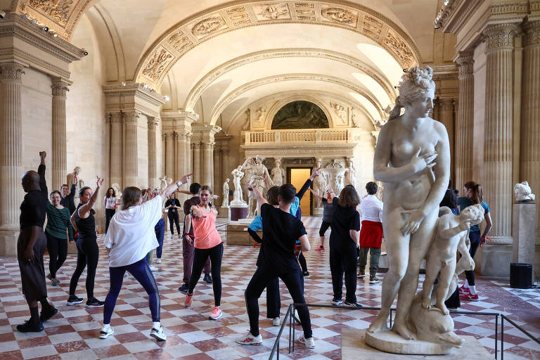 Funcionários do Louvre e alunos do centro coreográfico de Creteil participam de uma aula de dança no museu, em Paris 