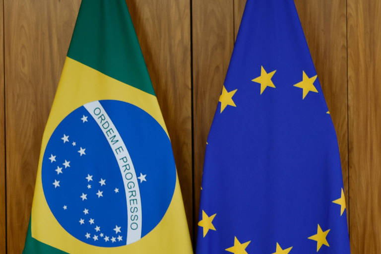 Bandeiras do Brasil e da União Europeia