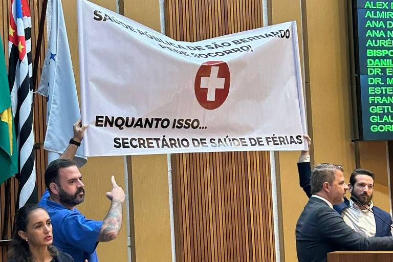 Vereadores de São Bernardo estendem faixa com críticas à gestão da saúde no plenário da Câmara da cidade