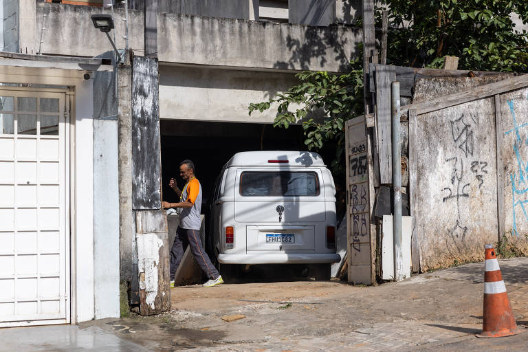 Kombi estaciona em garagem de prédio abandonado em Perdizes, após invasão