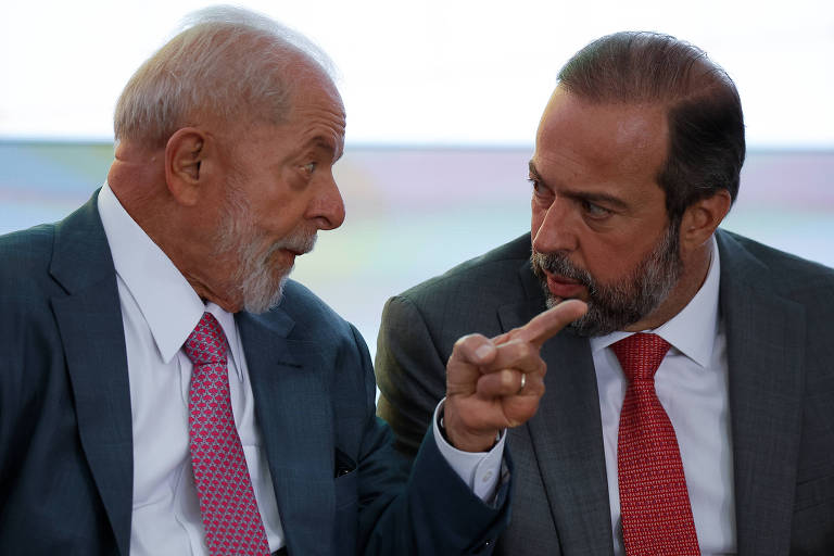 O presidente Lula (esq.), acompanhado do ministro de Minas e Energia, Alexandre Silveira (dir.)