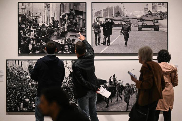 Visitantes em exposição do fotógrafo Eduardo Gageiro sobre a Revolução dos Cravos em Lisboa