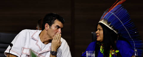 Governor of Brazil's Para State Helder Barbalho talks with Brazil's Indigenous Peoples Minister Sonia Guajajara during the Amazon Summit at the Hangar Convention Centre in Belem, Para State, Brazil, August 9, 2023. REUTERS/Ueslei Marcelino ORG XMIT: GGG-UMS008
