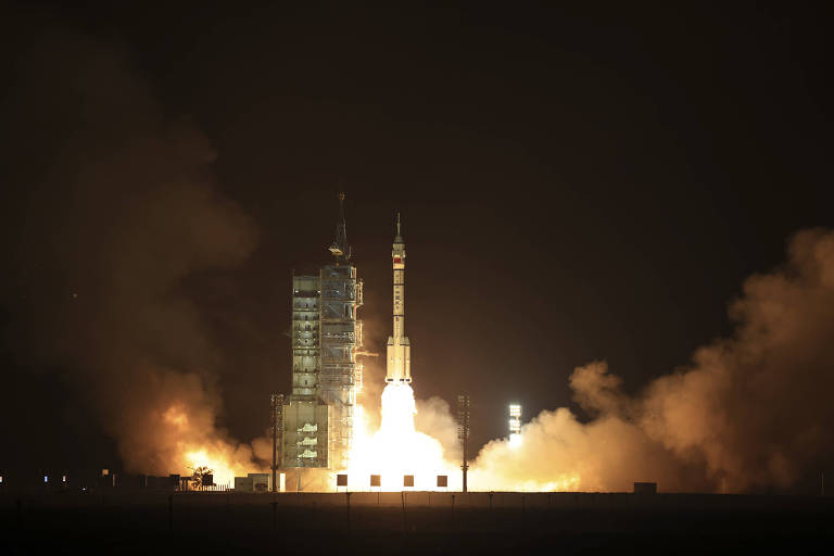 China lança foguete com três astronautas rumo a estação espacial