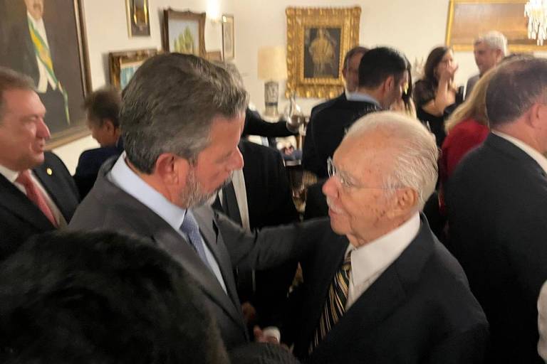 O presidente da Câmara, Arthur Lira (PP-AL), cumprimenta o aniversariante José Sarney