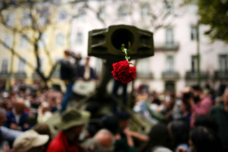 Milhares foram às ruas de Lisboa para comemorar os 50 anos da Revolução dos Cravos, que derrubou a mais longa ditadura fascista da Europa e inaugurou a democracia em Portugal