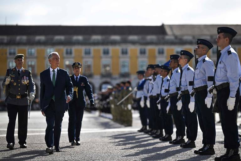 O presidente português, Marcelo Rebelo de Sousa, passa as tropas em revista durante cerimônia militar na praça do Comércio, em Lisboa