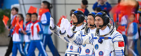 (240425) -- JIUQUAN, April 25, 2024 (Xinhua) -- A see-off ceremony for three taikonauts of the Shenzhou-18 crewed space mission is held at the Jiuquan Satellite Launch Center in northwest China on April 25, 2024. (Xinhua/Bei He)