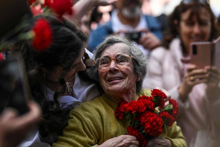 Celeste Caeiro, 90, participa de comemoração do cinquentenário da Revolução dos Cravos; há 50 anos, ela entregou cravos vermelhos a militares que participaram da revolução