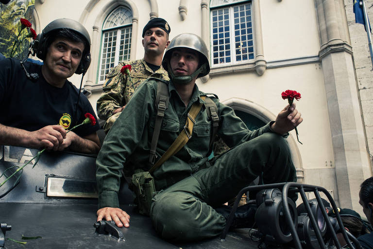 Festa dos 50 anos da Revolução dos Cravos movimenta as ruas de Lisboa
