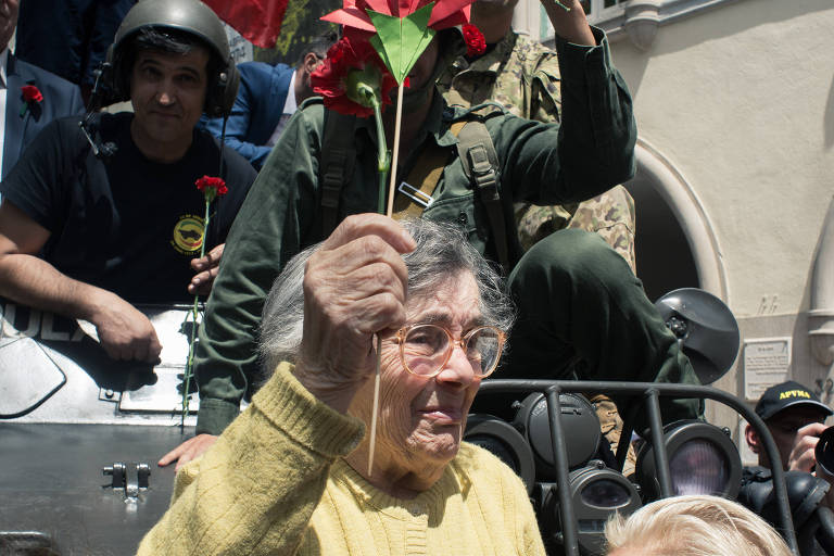 Celeste Caeiro, 90, participa de ato em memória dos 50 anos da Revolução dos Cravos em Lisboa;  foi ela que, em 1974, distribuiu as flores aos soldados que participaram do golpe de Estado contra a ditadura