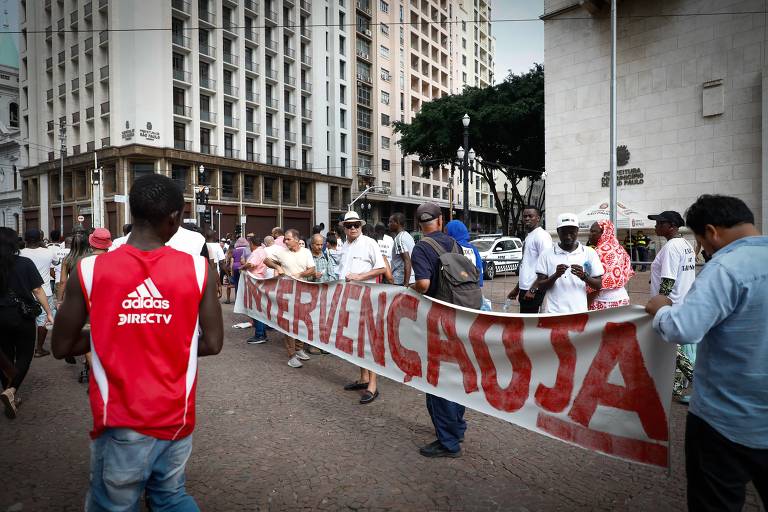 Manifestantes protestam contra morte de imigrante senegalês no centro de São Paulo