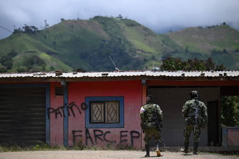 Members of the Carlos Patino front of the dissident FARC guerrilla patrol in Micay Canyon, a mountainous area and EMC stronghold in Cauca Department, southwestern Colombia, on March 24, 2024. Bright green coca plantations blanket the mountainsides of the narrow Micay Canyon, the heartland of Colombia's holdout guerrillas, who rule their fiefdom like a mini-state. Along dirt roads, in makeshift laboratories, farmers openly mix coca leaf with gasoline to extract a paste used to make the pure cocaine that is one of Colombia's top exports. Micay Canyon is a major source of tension in negotiations between the government and the Central General Staff (EMC) rebels who broke away from the FARC when it signed a 2016 peace deal. (Photo by Raul ARBOLEDA / AFP)