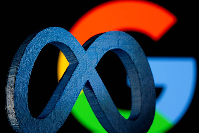 Impressão 3D do logo da Meta à frente de tela com logo do Google