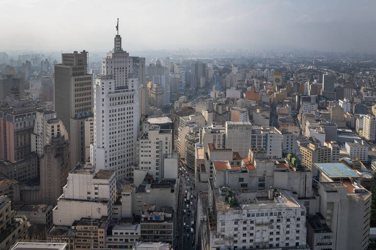 Imagem aérea da região central de São Paulo mostra diversos prédios e um, mais alto, em destaque