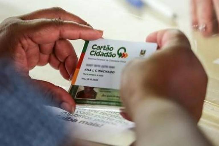 Beneficiário do programa Devolve ICMS, do Rio Grande do Sul, recebe seu cartão com o crédito para consumo; governo gaúcho passou a devolver ICMS para pessoas de menor renda por meio de um cartão de crédito