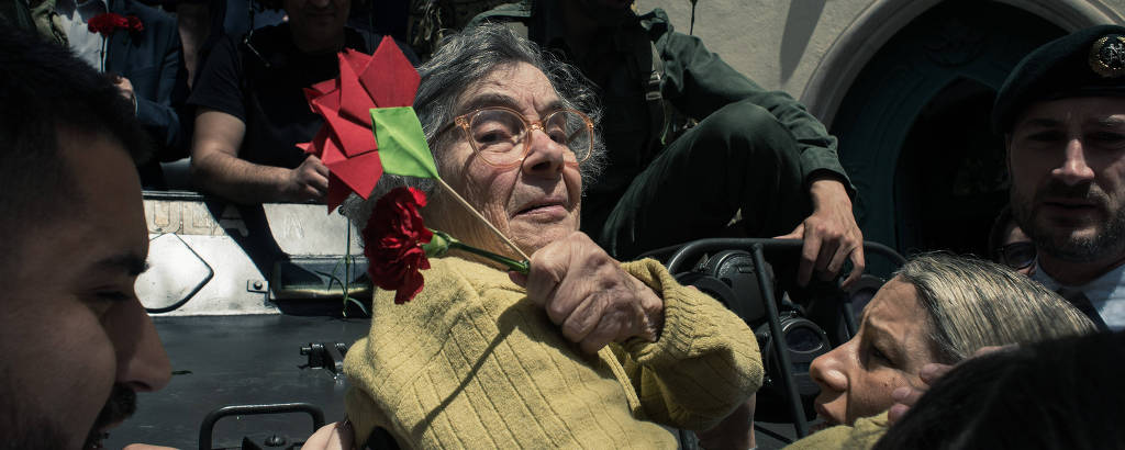 Celeste Caeiro, 90, participa de comemoração do cinquentenário da Revolução dos Cravos; há 50 anos, ela entregou cravos vermelhos a militares que participaram da revolução