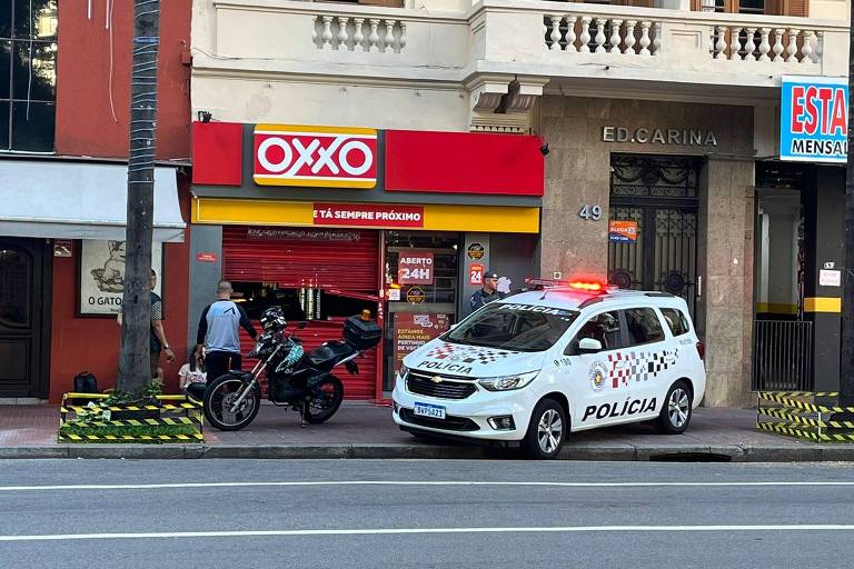 Viatura da policia na loja da Oxxo do Largo do Arouche, em São Paulo, vandalizado durante a madrugada